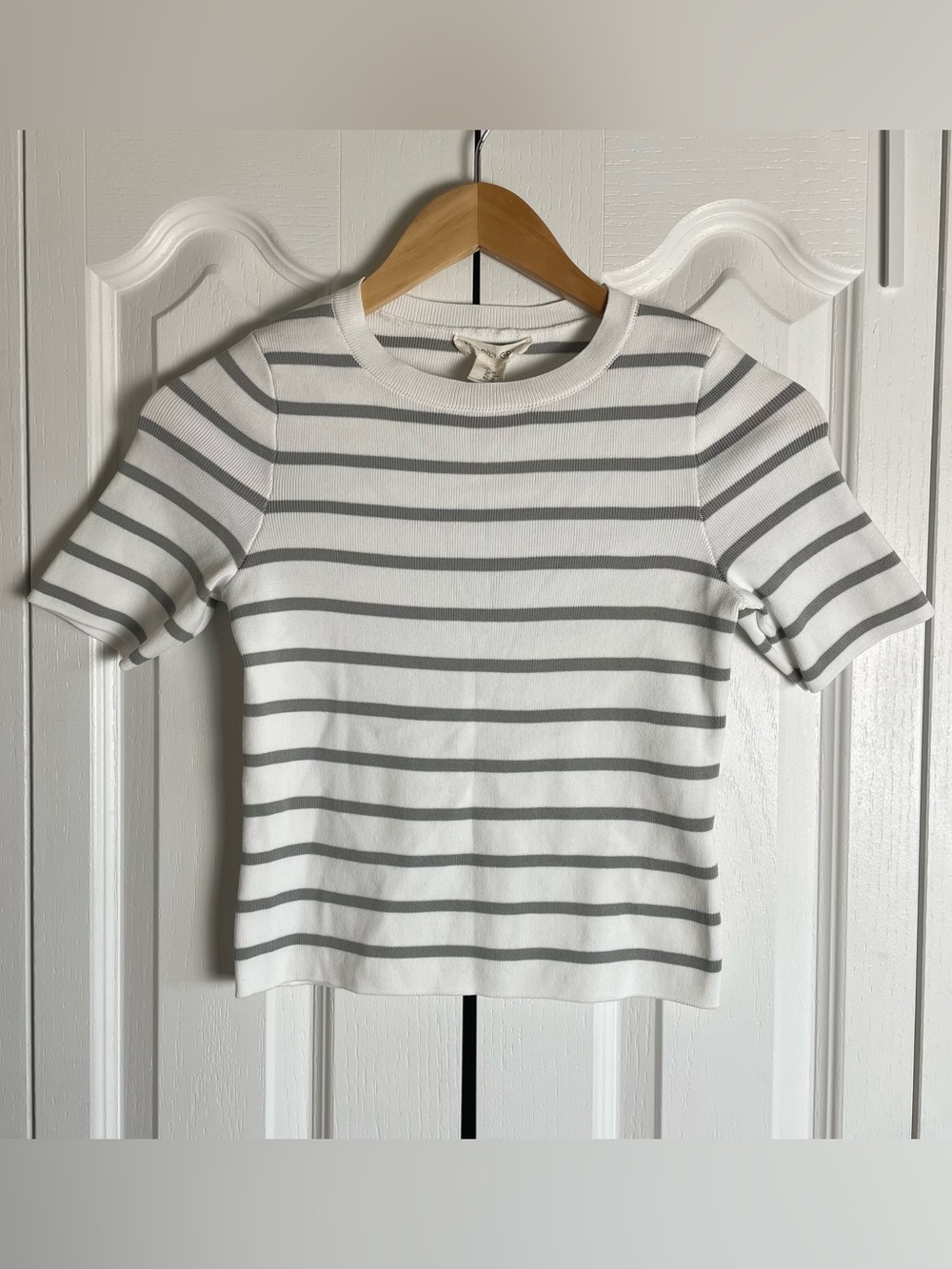 Happily Grey Knit Top Womens M Striped Gray White Fitted Ribbed Stretch Crewneck